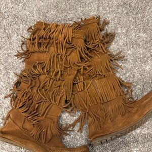 Minnetonka Boots Size 10